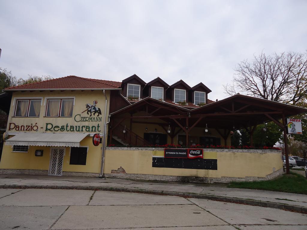 Czermann Panzio Es Etterem Otel Oroszlány Dış mekan fotoğraf