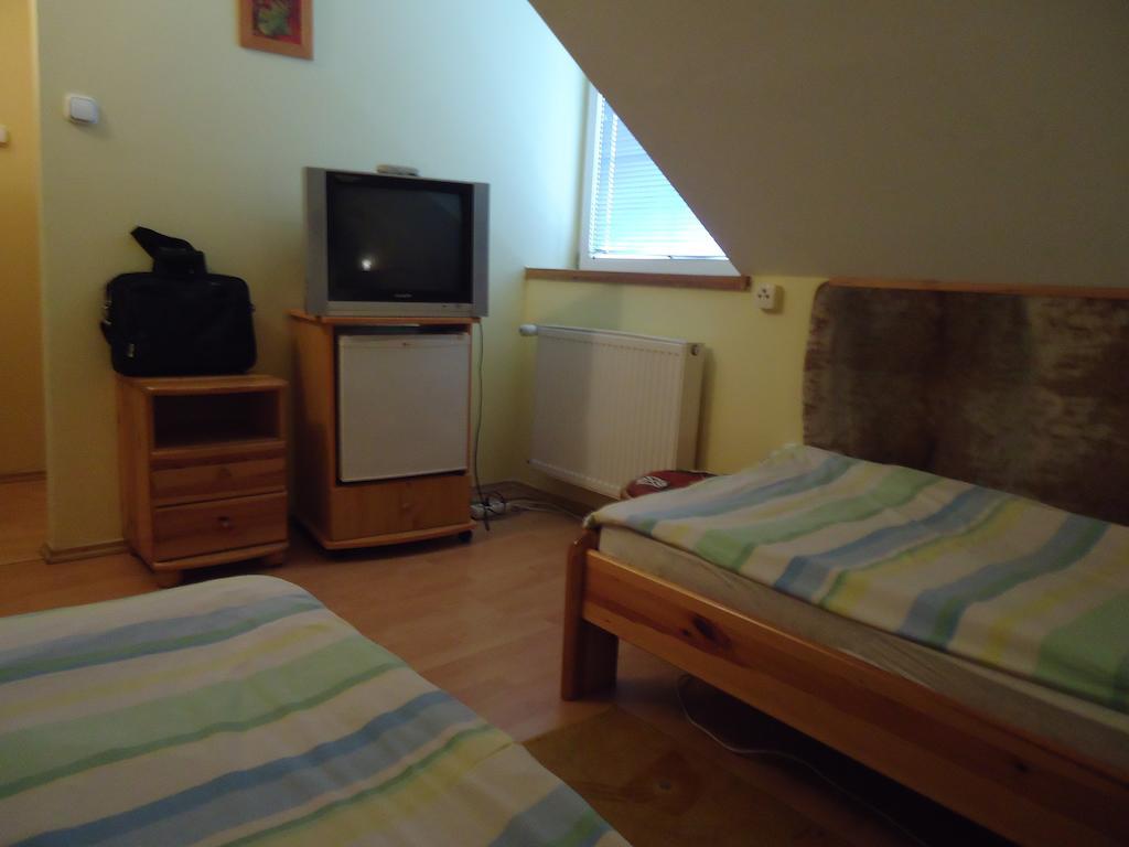 Czermann Panzio Es Etterem Otel Oroszlány Oda fotoğraf