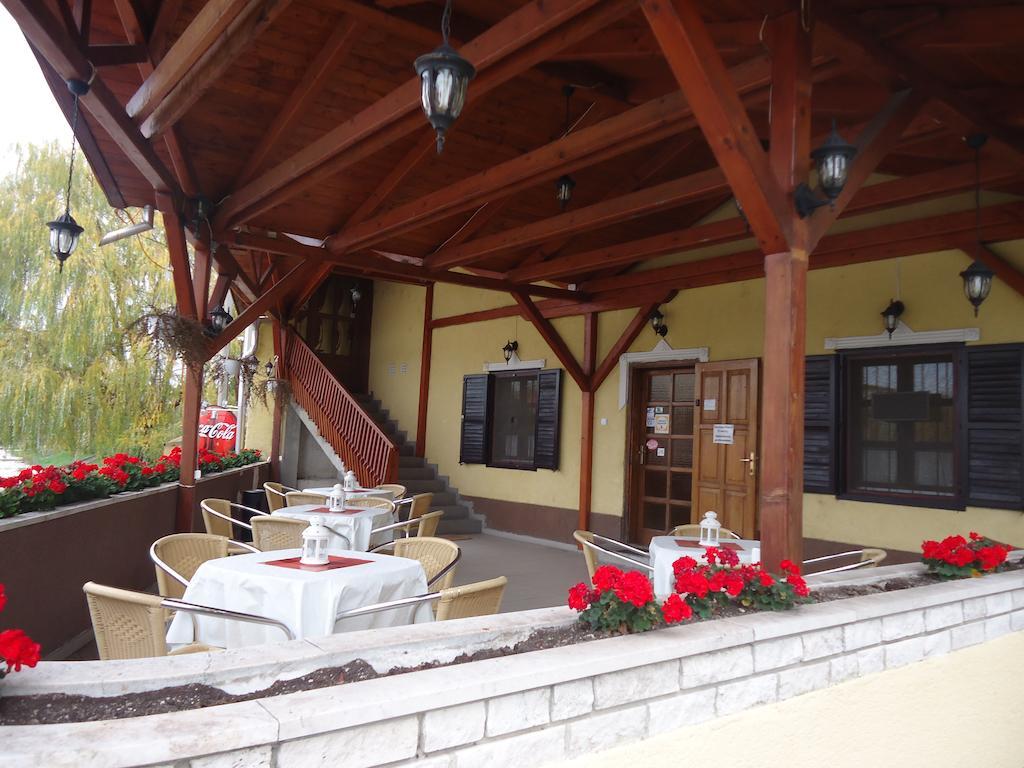 Czermann Panzio Es Etterem Otel Oroszlány Dış mekan fotoğraf