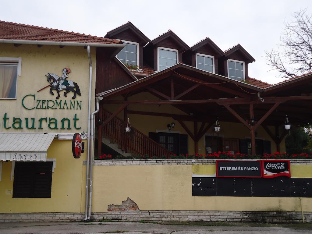 Czermann Panzio Es Etterem Otel Oroszlány Dış mekan fotoğraf