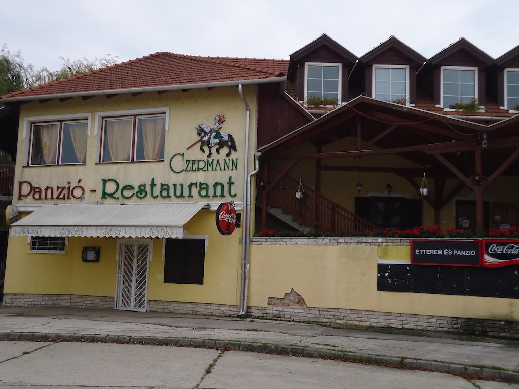 Czermann Panzio Es Etterem Otel Oroszlány Dış mekan fotoğraf