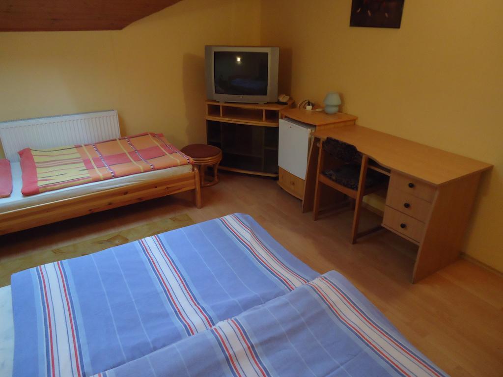 Czermann Panzio Es Etterem Otel Oroszlány Oda fotoğraf