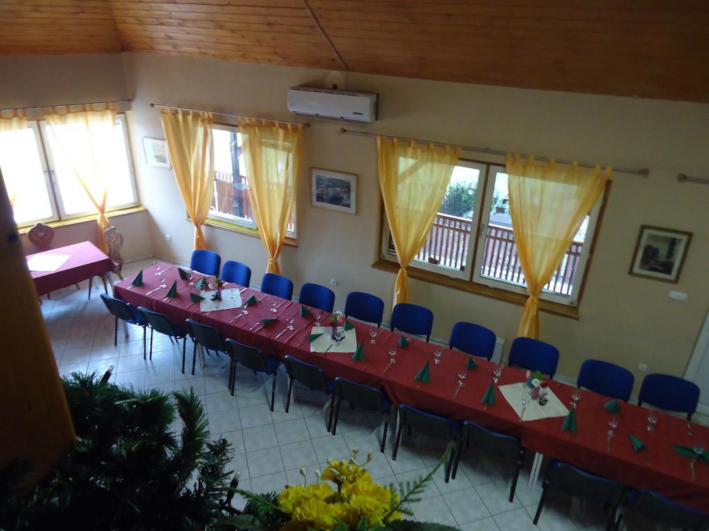 Czermann Panzio Es Etterem Otel Oroszlány Dış mekan fotoğraf